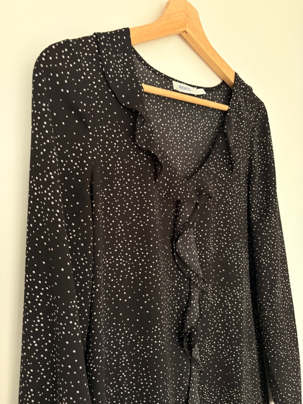 RICKIS BLACK AND WHITE POLKA DOT LIGHTWEIGHT RUFFLE FRONT TOP/BLOUSE, SIZE 4 - Picture 3 of 8